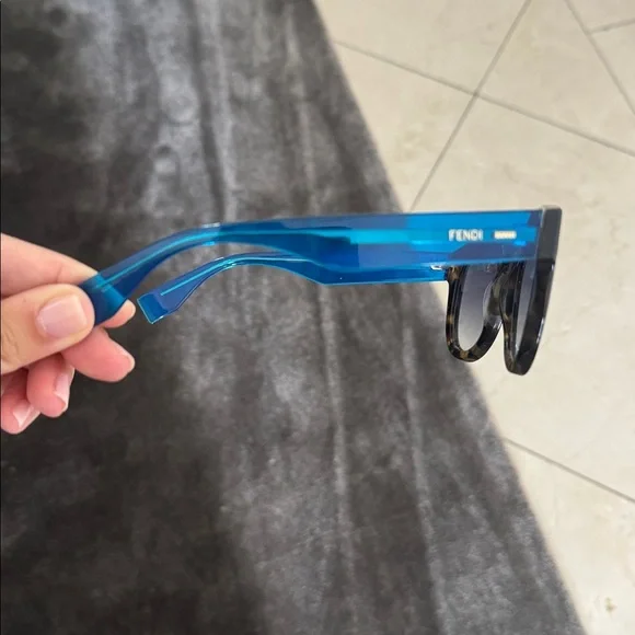 FENDI Stylish Tortoiseshell Sunglasses - Picture 2 of 6